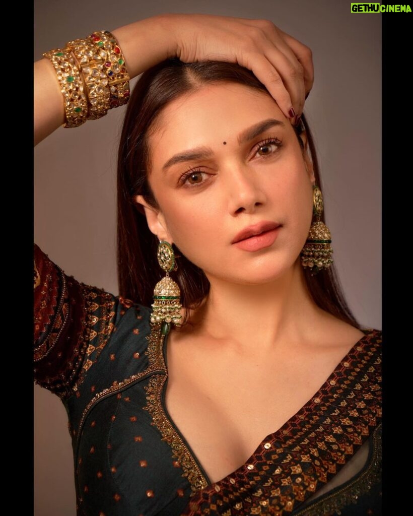 Aditi Rao Hydari Instagram - The little black dot! I never wanted to wear a bottu (that’s what a bindi is called in Hyderabad) when I was little. It’s so much a part of the southern indian tradition, it doesn’t even count as dressing up. My mother wears a kumkum bottu made out of turmeric in the most beautiful vermillion, I used to watch her make her kumkum bottu, just that and she would glow without a spot of make up. I’d go to dance class and wear my neat middle parted long braid with no fuss but I just did not want to wear a bottu! It was years later when I started shooting for Kaatru veliyidai with mani sir that I got attached to this little black dot on my forehead. From the costume trials with Eka ( @ekalakhani) To shooting in Ooty, Ladakh , Serbia, the freezing cold, my Rudolph red nose and my little black bottu. And here it is! My favourite little black bottu @jigarmaliofficial @sanamratansi @tyaanijewellery @kaasastudio