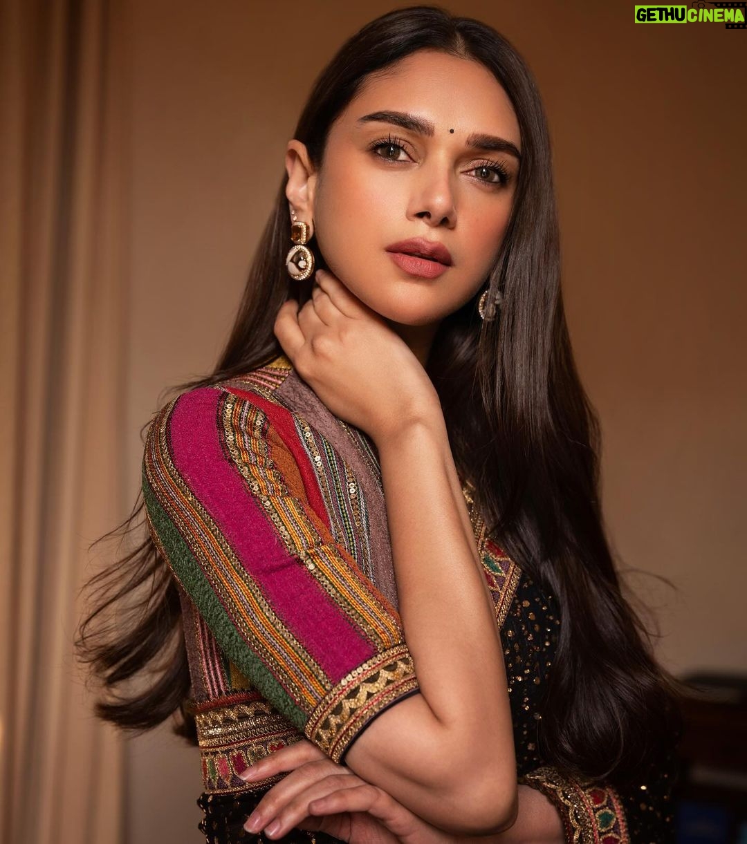Aditi Rao Hydari Instagram - ✨✨✨✨✨✨✨✨✨✨✨✨✨ ‘I know nothing with any certainty, but the sight of the stars makes me dream’ Wearing sabyasachiofficial @sanamratansi @shraddhamishra8 @manav_angelo_kashyap @amitabhbachpan @arhconnect