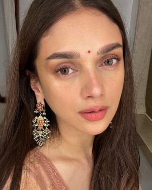 Aditi Rao Hydari Instagram - Watercolour 🪷
@placethedot
@golecha_jewels
