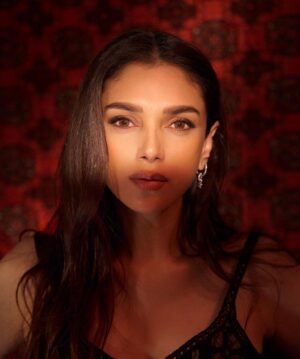 Aditi Rao Hydari Instagram - 🖤

@aadnevikofficial 
@sukritigrover 
@miteshrajani 
📸 @tejasnerurkarr 
@tarafinejewellery 
@karishma.joolry 
@seternals.krishasheth 

Assisted by @bitofbash