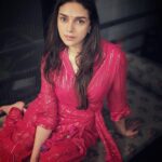 Aditi Rao Hydari Instagram - Packing while I shoot and shooting while I pack cause @sanamratansi ordered! 🌺 📸 @worldofsiddharth