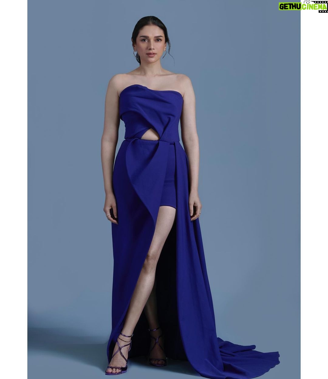 Aditi Rao Hydari Instagram - 🦋 Outfit- @Eli.thelabel @vandafashionagency Earrings- @shoppaksha Rings- @irasvafinejewellery Footwear-@jimmychoo Stlyed by - @sanamratansi Hmu- @charlottewang_hmua Team - @jannat__r 📸- @sandeshparulkar