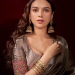 Aditi Rao Hydari Instagram – woke up like this 😋

@rimpleandharpreet 
@sanamratansi 
@shriparamanijewels