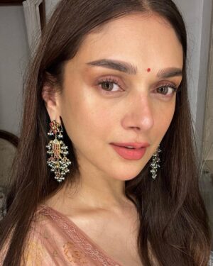 Aditi Rao Hydari Instagram - Watercolour 🪷
@placethedot
@golecha_jewels