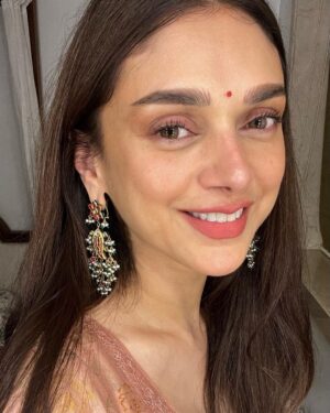Aditi Rao Hydari Instagram - Watercolour 🪷
@placethedot
@golecha_jewels