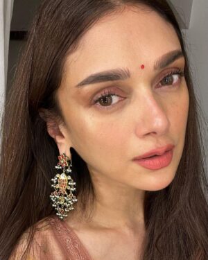 Aditi Rao Hydari Instagram - Watercolour 🪷
@placethedot
@golecha_jewels