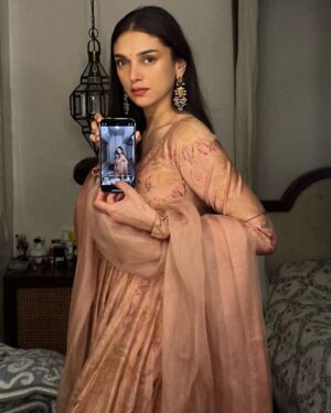 Aditi Rao Hydari Instagram - Watercolour 🪷
@placethedot
@golecha_jewels