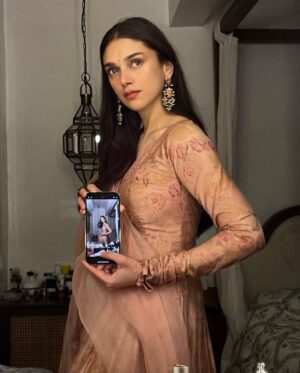Aditi Rao Hydari Instagram - Watercolour 🪷
@placethedot
@golecha_jewels