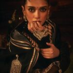 Aditi Rao Hydari Instagram - @aditiraohydari for MEHFIL-e-HUSN | Couture’24 Photography - @karishmabediphotography Show directors - @preferredprofessionals @aparnabahlbedi @anishabahl Showstopper - @aditiraohydari Aditi’s HMU - @eltonjfernandez Styling - @shauryaathley Assisted Styling - @aprajitapuri @janvhijaiswal @janhvikohlii Head of operations - @divishlist PR and comms - @tccggd @arjundevsawhney Set design - @scenografiasumant @sumantjayakrishnan HMU - @diva_rose21 @glowupwithguru Videography - @cnxinsta Production - @glitzproductions_ @tript_dhawan Backstage & Talent coordination - @pujankapursharma Dancer - @suhail.bhan Light and sound - @igldesign Music - @jittervision Sound operator - @dj_parikshit_m Jewelry- @ajewelsbyanmol Floral accessories- @roma__bahl Location - @amaarafarms @shivangupta Food partner - @indulgeatbaraat Celebration partner - @diageo Invite design - @kapil_edc . . . #SidTytler #SiddarthaTytler #Fashion #India #IndianFashion #Luxury #Delhi #Style #Menswear #Indianfashion #ShopNow #indiandesigner #Menstyle #Womenswear #Womensfashion #couture #indiancouture
