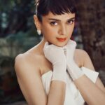 Aditi Rao Hydari Instagram - In a world full of kardashians be an Audrey 🫡 🦄 Outfit- @johnpaulataker @vandafashionagency Earings- @sonisapphire Gloves- @maison_9002 Footwear- @louboutinworld Hmu- @miteshrajani Photographer- @kaasastudio Stylist- @sanamratansi Team- @saumya_santosh @sr_styleco