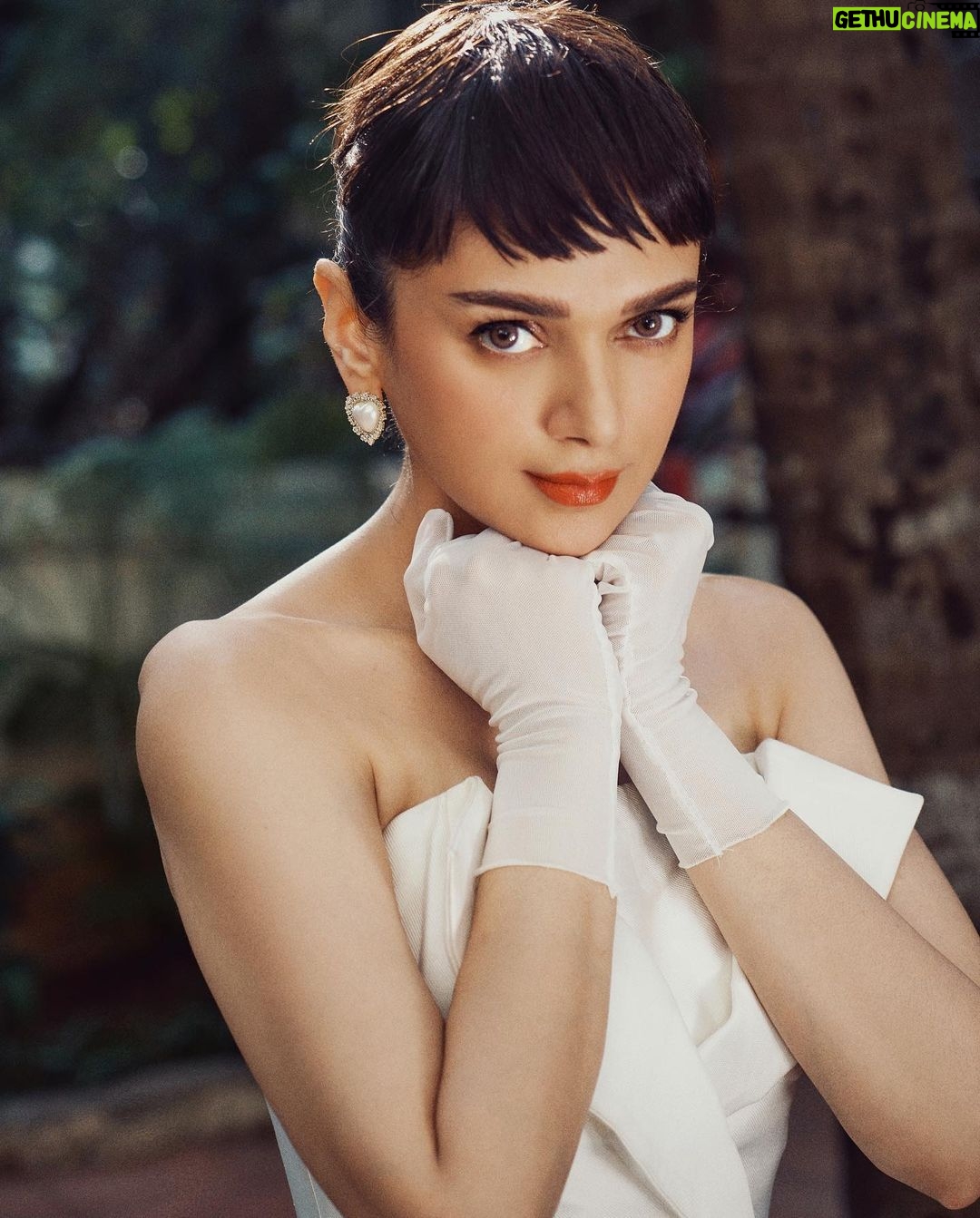 Aditi Rao Hydari Instagram - In a world full of kardashians be an Audrey 🫡 🦄 Outfit- @johnpaulataker @vandafashionagency Earings- @sonisapphire Gloves- @maison_9002 Footwear- @louboutinworld Hmu- @miteshrajani Photographer- @kaasastudio Stylist- @sanamratansi Team- @saumya_santosh @sr_styleco