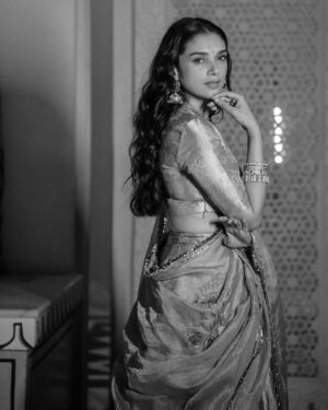 Aditi Rao Hydari Instagram - Molten gold ✨