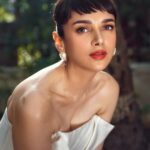 Aditi Rao Hydari Instagram - In a world full of kardashians be an Audrey 🫡 🦄 Outfit- @johnpaulataker @vandafashionagency Earings- @sonisapphire Gloves- @maison_9002 Footwear- @louboutinworld Hmu- @miteshrajani Photographer- @kaasastudio Stylist- @sanamratansi Team- @saumya_santosh @sr_styleco