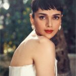 Aditi Rao Hydari Instagram - In a world full of kardashians be an Audrey 🫡 🦄 Outfit- @johnpaulataker @vandafashionagency Earings- @sonisapphire Gloves- @maison_9002 Footwear- @louboutinworld Hmu- @miteshrajani Photographer- @kaasastudio Stylist- @sanamratansi Team- @saumya_santosh @sr_styleco