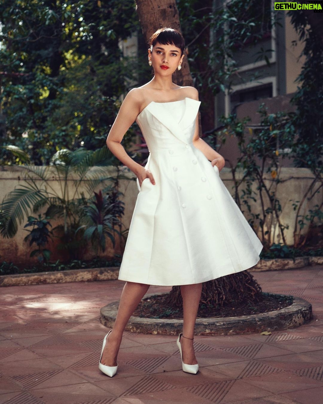 Aditi Rao Hydari Instagram - In a world full of kardashians be an Audrey 🫡 🦄 Outfit- @johnpaulataker @vandafashionagency Earings- @sonisapphire Gloves- @maison_9002 Footwear- @louboutinworld Hmu- @miteshrajani Photographer- @kaasastudio Stylist- @sanamratansi Team- @saumya_santosh @sr_styleco