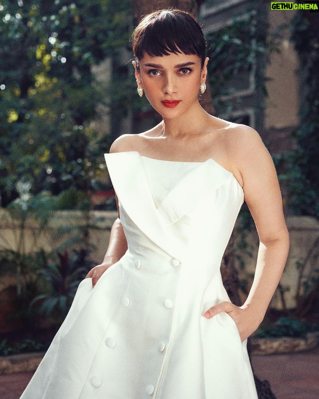 Aditi Rao Hydari Instagram - In a world full of kardashians be an Audrey 🫡 🦄 Outfit- @johnpaulataker @vandafashionagency Earings- @sonisapphire Gloves- @maison_9002 Footwear- @louboutinworld Hmu- @miteshrajani Photographer- @kaasastudio Stylist- @sanamratansi Team- @saumya_santosh @sr_styleco