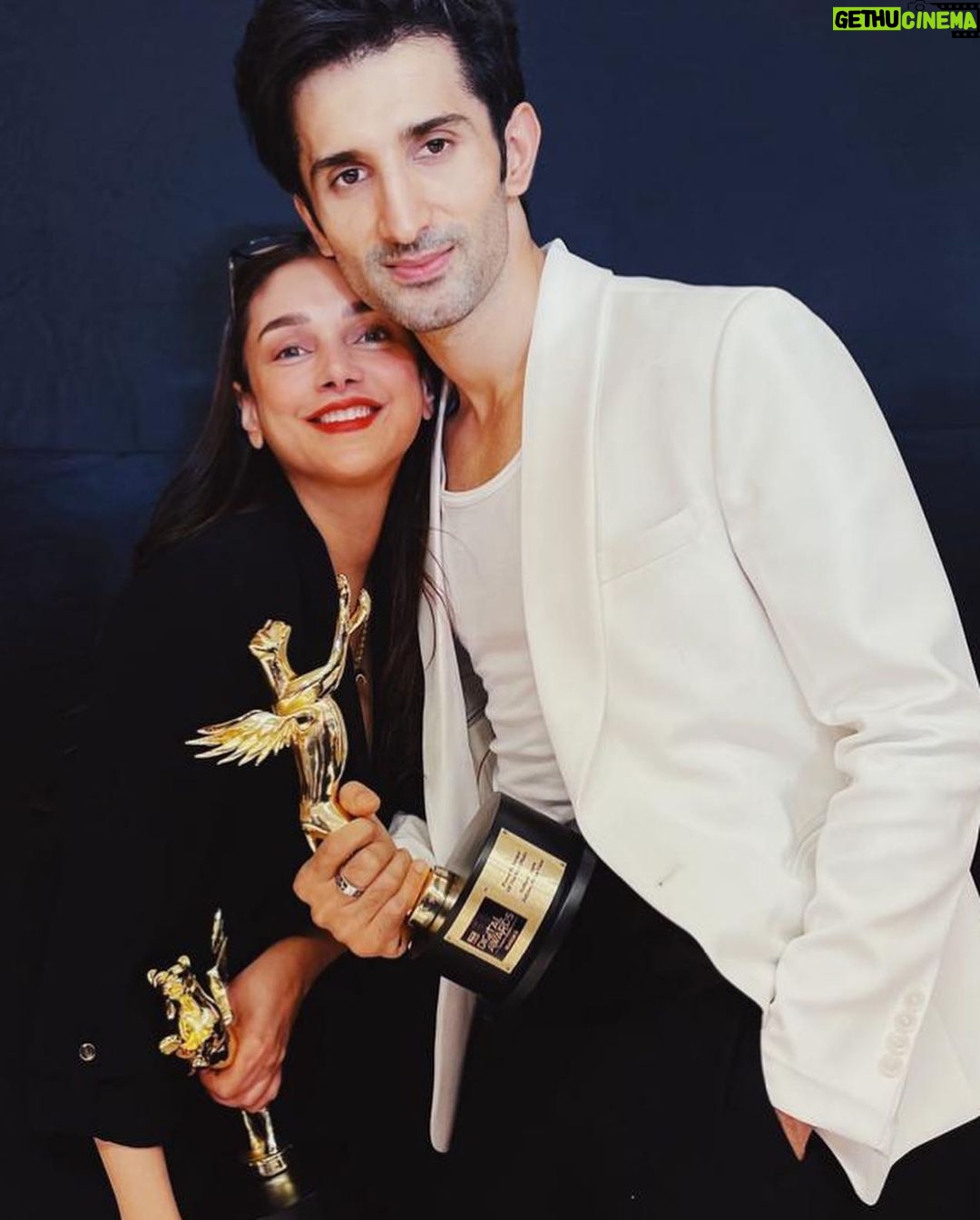 Aditi Rao Hydari Instagram - The beginning of a jubilee year with the bestest team Love you all 3000 Thank you @iwmbuzz for the love @motwayne @pratik8shah @atulsanalog @aparnapurohit @ishikamohanmotwane @prosenstar @sidhant @aparshakti_khurana Thank you @primevideoin and @dipa.demotwane for making jubilee happen with so much love and togetherness… special forever ❤️