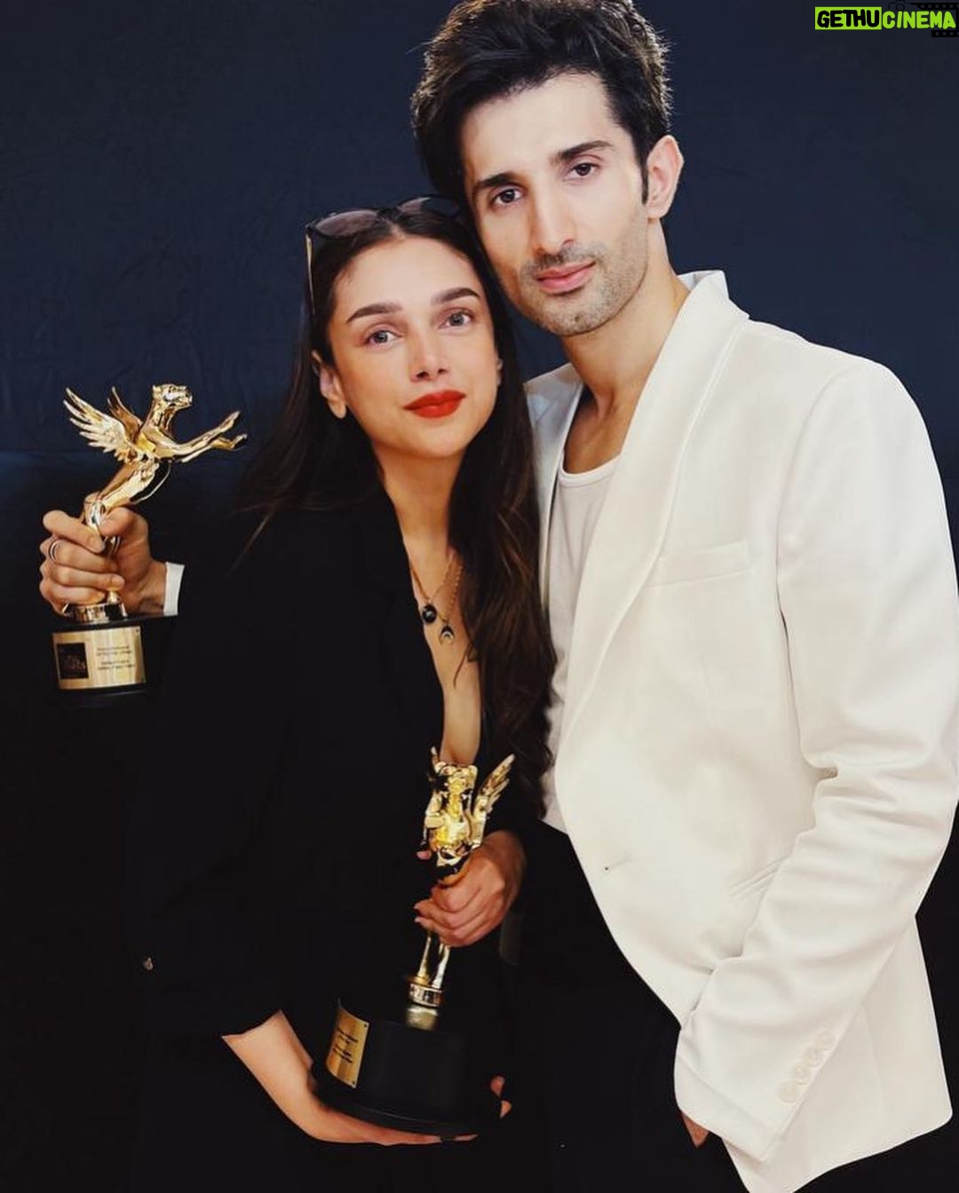 Aditi Rao Hydari Instagram - The beginning of a jubilee year with the bestest team Love you all 3000 Thank you @iwmbuzz for the love @motwayne @pratik8shah @atulsanalog @aparnapurohit @ishikamohanmotwane @prosenstar @sidhant @aparshakti_khurana Thank you @primevideoin and @dipa.demotwane for making jubilee happen with so much love and togetherness… special forever ❤️