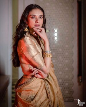 Aditi Rao Hydari Instagram - Molten gold ✨