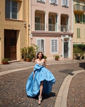 Aditi Rao Hydari Instagram - Nice to meet you again Cannes 💙
 #walkyourworth 
#cannes2023 
@lorealparis 
@festivaldecannes 

Outfit- @oscardelarenta 
Earrings - @tuula.jewellery 
Shoes- @katmaconie

Style - @sanamratansi 
Assisted by - @rhiakapoor @abhimanyudessai  @ankitha_chauhan

HMU - @miteshrajani 

Photographs - @vaishnavpraveen 
@thehouseofpixels