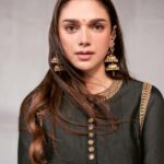 Aditi Rao Hydari Instagram – 🖤 
In @anand.kabra after sooooooo long!

Thank you @_chandrakant_sonawane_  for helping me 🤗