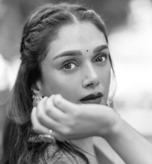 Aditi Rao Hydari Instagram - Bring your own sunshine
#BYOS 🌞☺️
@punitbalanaofficial
@sanamratansi
@shraddhamishra8
@devsphotographyofficial
@aquamarine_jewellery