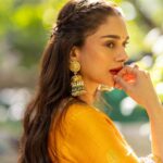 Aditi Rao Hydari Instagram - Bring your own sunshine #BYOS 🌞☺️ @punitbalanaofficial @sanamratansi @shraddhamishra8 @devsphotographyofficial @aquamarine_jewellery