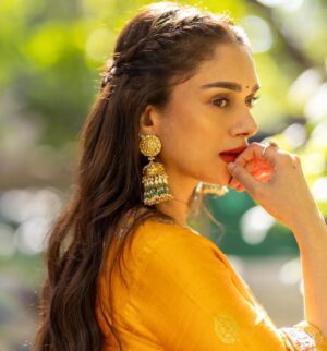 Aditi Rao Hydari Instagram - Bring your own sunshine
#BYOS 🌞☺️
@punitbalanaofficial
@sanamratansi
@shraddhamishra8
@devsphotographyofficial
@aquamarine_jewellery