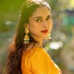 Aditi Rao Hydari Instagram - Bring your own sunshine #BYOS 🌞☺️ @punitbalanaofficial @sanamratansi @shraddhamishra8 @devsphotographyofficial @aquamarine_jewellery