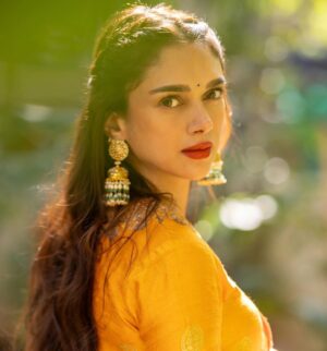 Aditi Rao Hydari Instagram - Bring your own sunshine
#BYOS 🌞☺️
@punitbalanaofficial
@sanamratansi
@shraddhamishra8
@devsphotographyofficial
@aquamarine_jewellery
