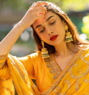 Aditi Rao Hydari Instagram - Bring your own sunshine
#BYOS 🌞☺️
@punitbalanaofficial
@sanamratansi
@shraddhamishra8
@devsphotographyofficial
@aquamarine_jewellery