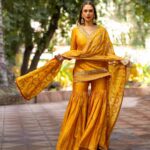 Aditi Rao Hydari Instagram – Bring your own sunshine 
#BYOS 🌞☺️

@punitbalanaofficial 
@sanamratansi 
@shraddhamishra8
@devsphotographyofficial 
@aquamarine_jewellery