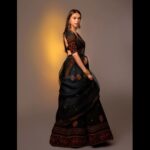 Aditi Rao Hydari Instagram - The little black dot! I never wanted to wear a bottu (that’s what a bindi is called in Hyderabad) when I was little. It’s so much a part of the southern indian tradition, it doesn’t even count as dressing up. My mother wears a kumkum bottu made out of turmeric in the most beautiful vermillion, I used to watch her make her kumkum bottu, just that and she would glow without a spot of make up. I’d go to dance class and wear my neat middle parted long braid with no fuss but I just did not want to wear a bottu! It was years later when I started shooting for Kaatru veliyidai with mani sir that I got attached to this little black dot on my forehead. From the costume trials with Eka ( @ekalakhani) To shooting in Ooty, Ladakh , Serbia, the freezing cold, my Rudolph red nose and my little black bottu. And here it is! My favourite little black bottu @jigarmaliofficial @sanamratansi @tyaanijewellery @kaasastudio
