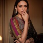 Aditi Rao Hydari Instagram - ✨✨✨✨✨✨✨✨✨✨✨✨✨ ‘I know nothing with any certainty, but the sight of the stars makes me dream’ Wearing sabyasachiofficial @sanamratansi @shraddhamishra8 @manav_angelo_kashyap @amitabhbachpan @arhconnect