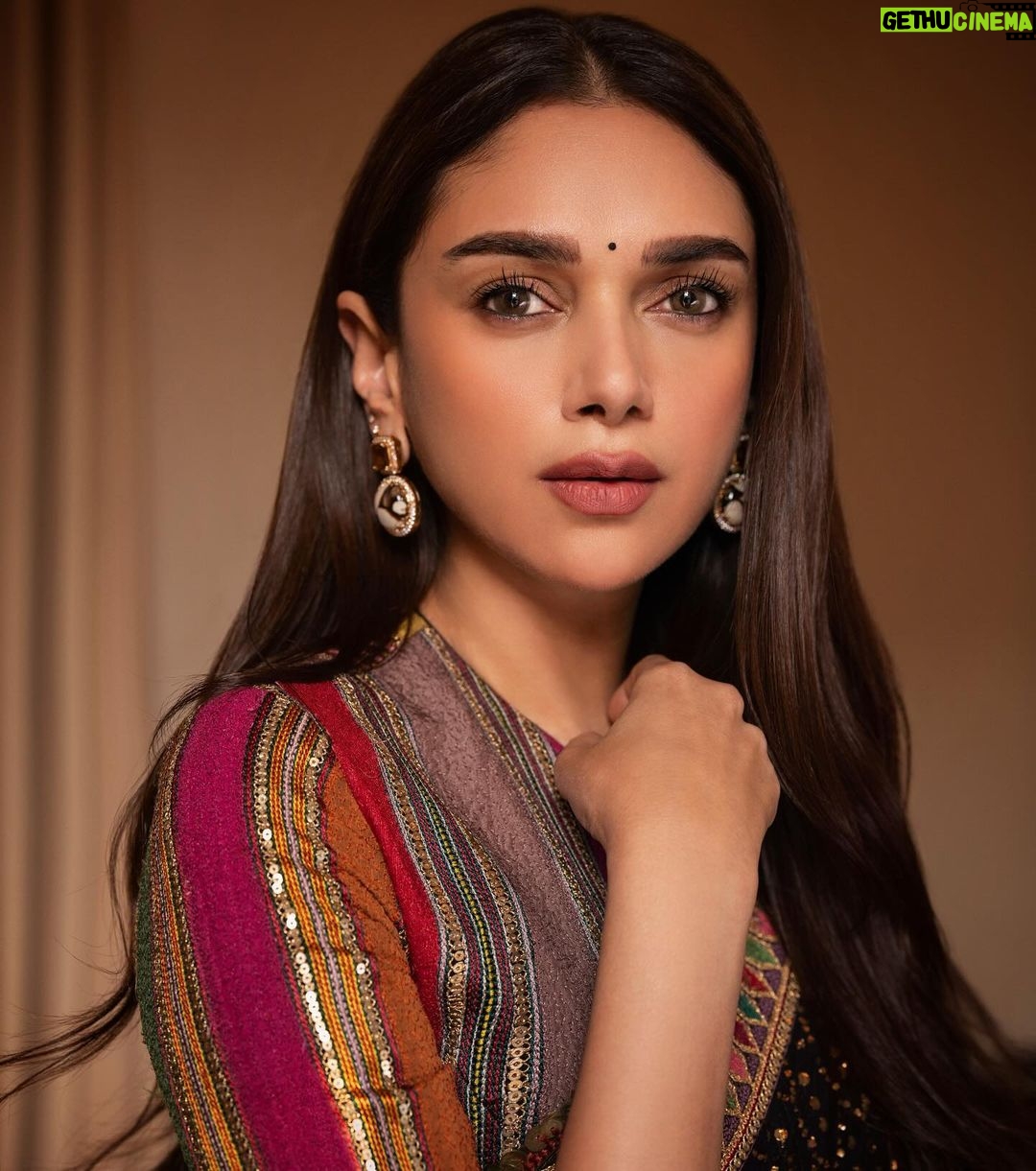 Aditi Rao Hydari Instagram - ✨✨✨✨✨✨✨✨✨✨✨✨✨ ‘I know nothing with any certainty, but the sight of the stars makes me dream’ Wearing sabyasachiofficial @sanamratansi @shraddhamishra8 @manav_angelo_kashyap @amitabhbachpan @arhconnect