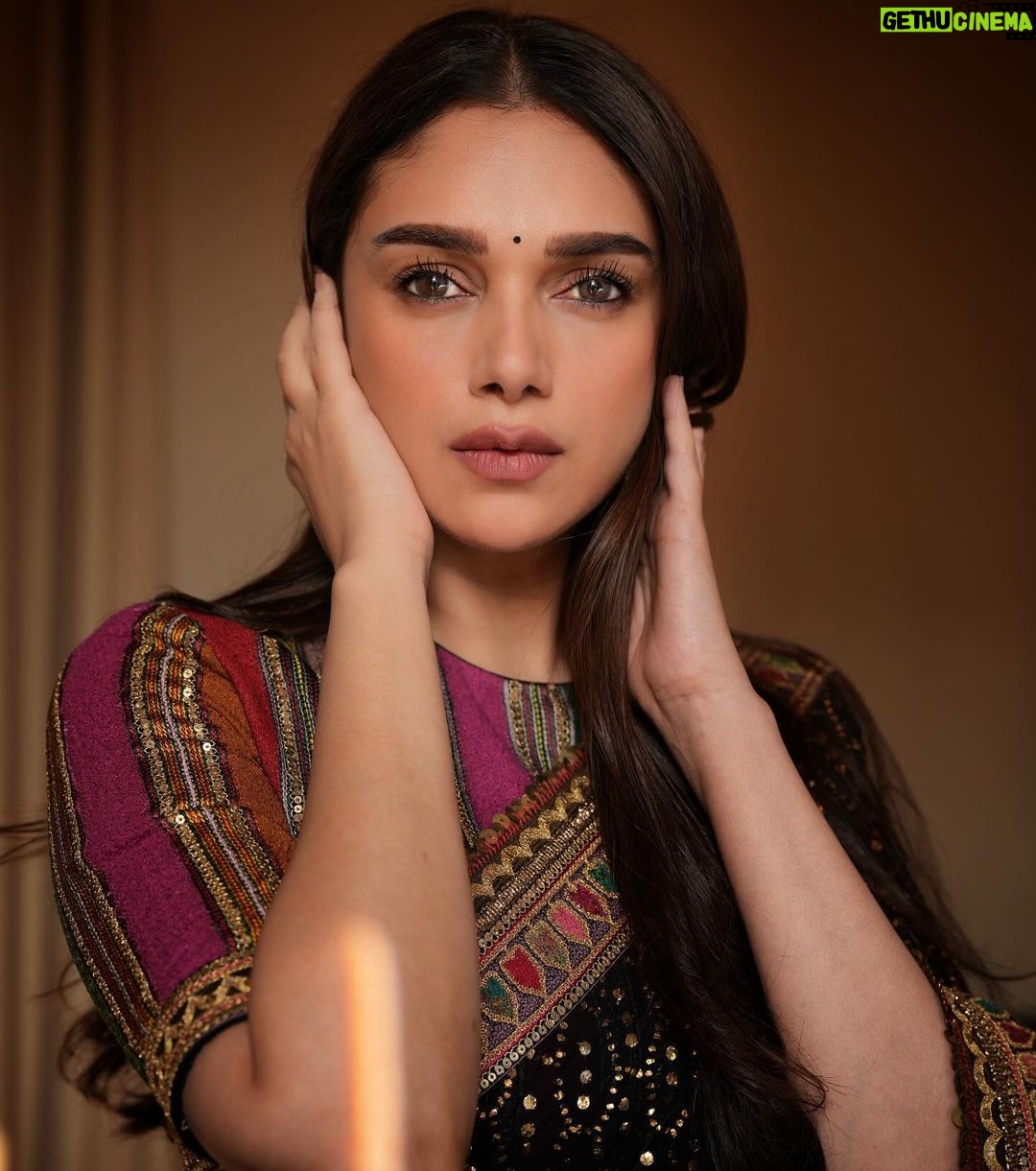 Aditi Rao Hydari Instagram - ✨✨✨✨✨✨✨✨✨✨✨✨✨ ‘I know nothing with any certainty, but the sight of the stars makes me dream’ Wearing sabyasachiofficial @sanamratansi @shraddhamishra8 @manav_angelo_kashyap @amitabhbachpan @arhconnect