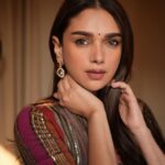 Aditi Rao Hydari Instagram - ✨✨✨✨✨✨✨✨✨✨✨✨✨ ‘I know nothing with any certainty, but the sight of the stars makes me dream’ Wearing sabyasachiofficial @sanamratansi @shraddhamishra8 @manav_angelo_kashyap @amitabhbachpan @arhconnect