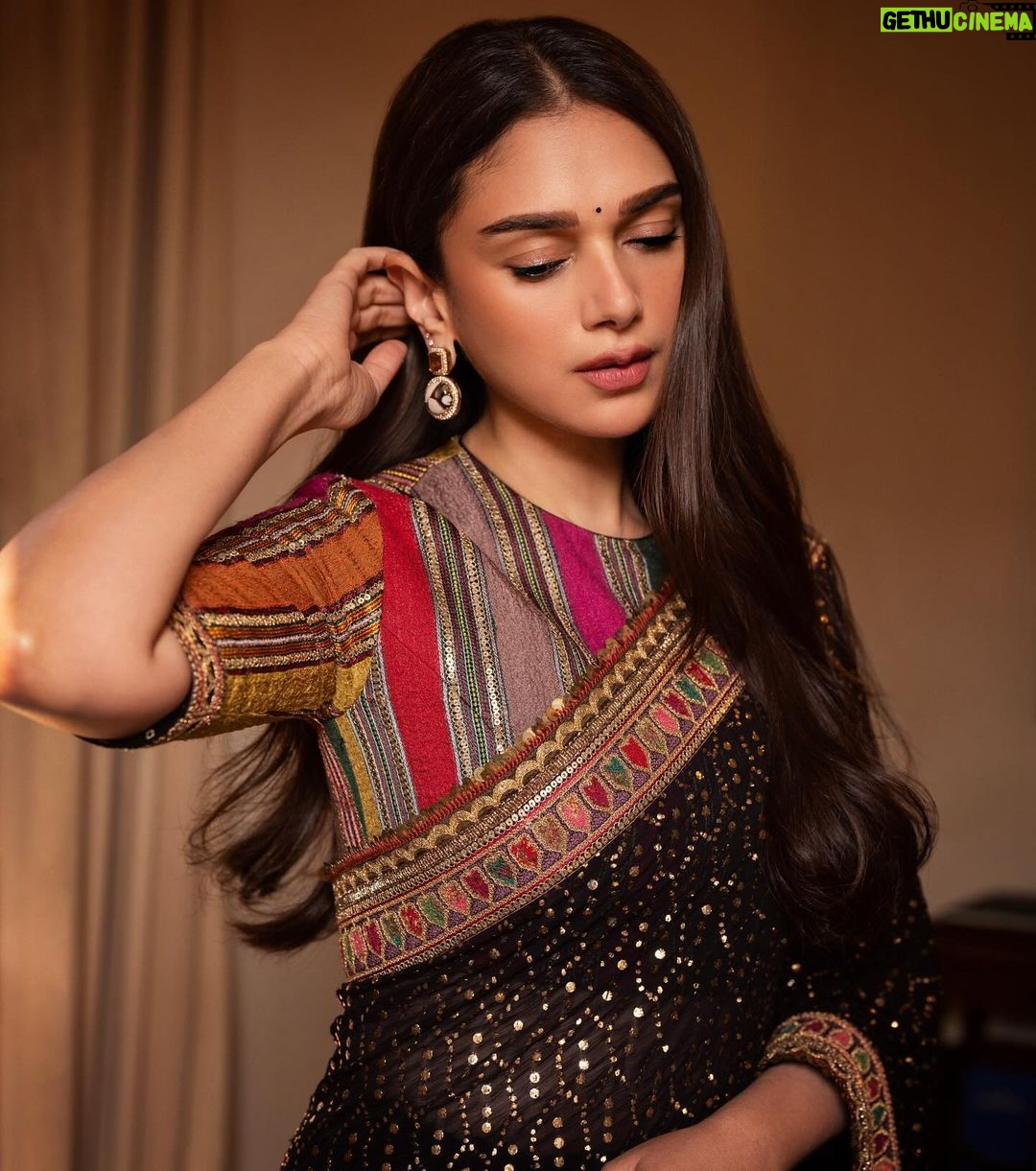 Aditi Rao Hydari Instagram - ✨✨✨✨✨✨✨✨✨✨✨✨✨ ‘I know nothing with any certainty, but the sight of the stars makes me dream’ Wearing sabyasachiofficial @sanamratansi @shraddhamishra8 @manav_angelo_kashyap @amitabhbachpan @arhconnect