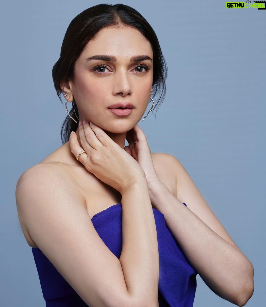 Aditi Rao Hydari Instagram - 🦋 Outfit- @Eli.thelabel @vandafashionagency Earrings- @shoppaksha Rings- @irasvafinejewellery Footwear-@jimmychoo Stlyed by - @sanamratansi Hmu- @charlottewang_hmua Team - @jannat__r 📸- @sandeshparulkar