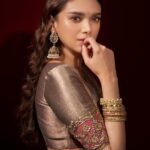 Aditi Rao Hydari Instagram - woke up like this 😋 @rimpleandharpreet @sanamratansi @shriparamanijewels