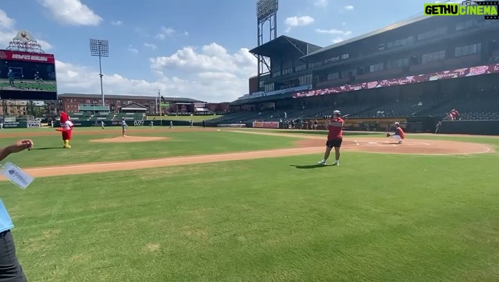 Adrian Groulx Instagram - Had such a great time at the game with @bradleyconstant @ulilatukefu @officialjosephleeanderson @staceyleilua ❤️❤️❤️❤️ @memphisredbirds