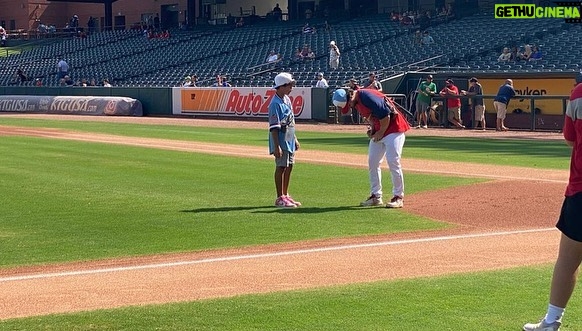 Adrian Groulx Instagram - Had such a great time at the game with @bradleyconstant @ulilatukefu @officialjosephleeanderson @staceyleilua ❤️❤️❤️❤️ @memphisredbirds