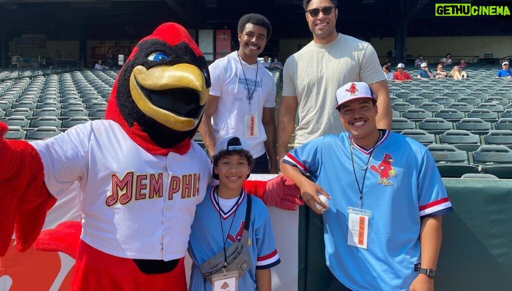 Adrian Groulx Instagram - Had such a great time at the game with @bradleyconstant @ulilatukefu @officialjosephleeanderson @staceyleilua ❤️❤️❤️❤️ @memphisredbirds