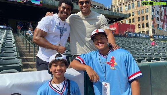 Adrian Groulx Instagram - Had such a great time at the game with @bradleyconstant @ulilatukefu @officialjosephleeanderson @staceyleilua ❤️❤️❤️❤️ @memphisredbirds