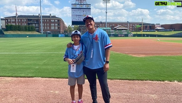 Adrian Groulx Instagram - Had such a great time at the game with @bradleyconstant @ulilatukefu @officialjosephleeanderson @staceyleilua ❤️❤️❤️❤️ @memphisredbirds