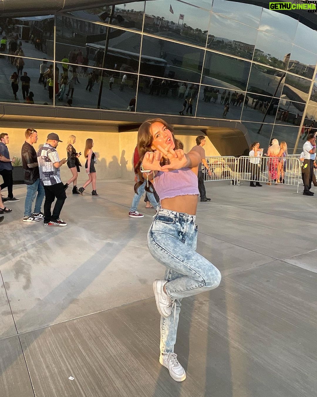 Adriana Camposano Instagram - In Vegas I feel so at home XO🌃⚡️🕺❤️🔥 Las Vegas, Nevada
