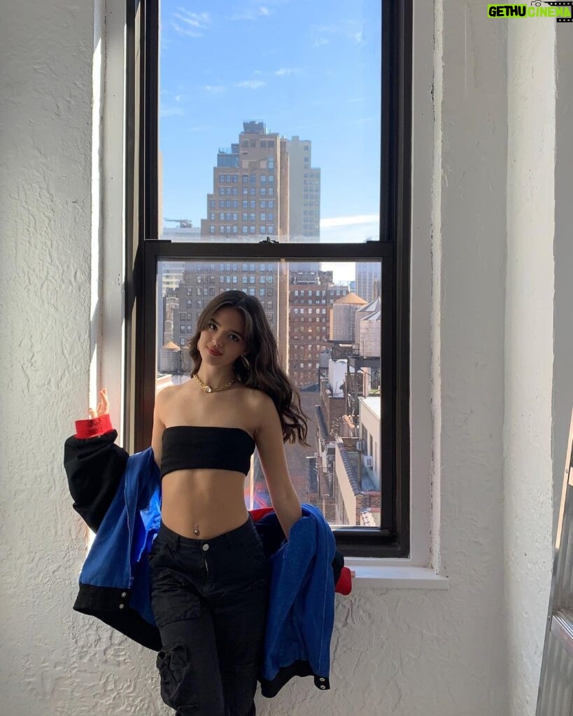 Adriana Camposano Instagram - 🆘🆘🆘 Manhattan, New York
