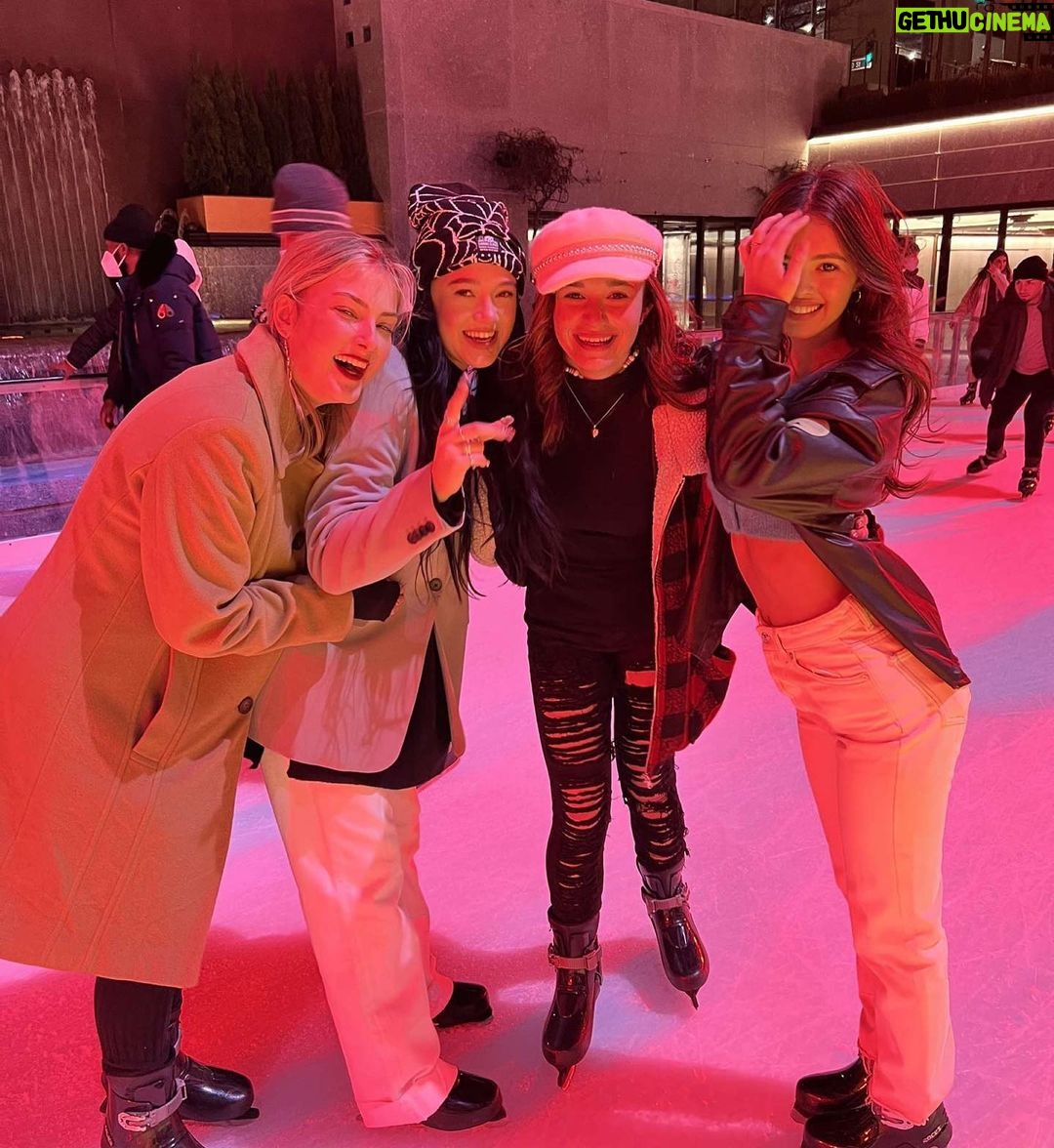 Adriana Camposano Instagram - Fashion Week Dumpy