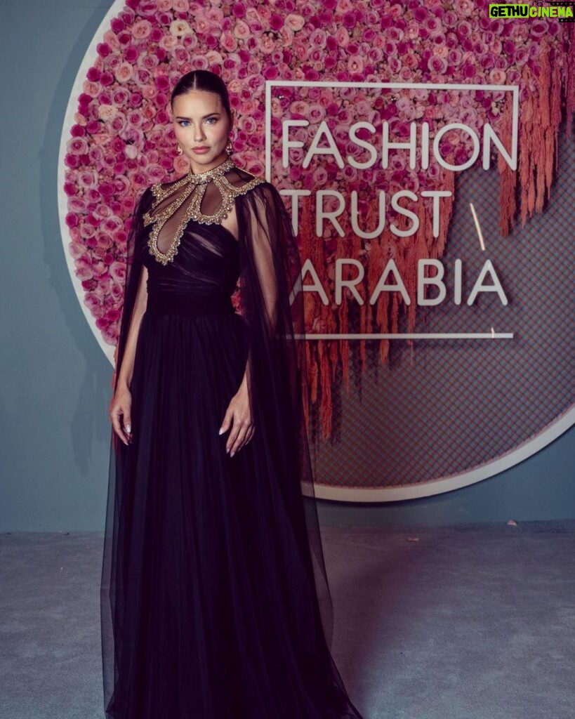 Adriana Lima Instagram - 🇶🇦 Last night 🇶🇦. @fashiontrustarabia #QatarCreates Dress: @zuhairmuradofficial Earrings: @kallatijewelry Rings: @a.perdifiato Shoes: @giuseppezanotti Styling: @itb_worldwide @doraziopr Hair: @marcorsatelli Make-up: @minkimmakeup Photos: @Ammarparis @gettyentertainment Doha
