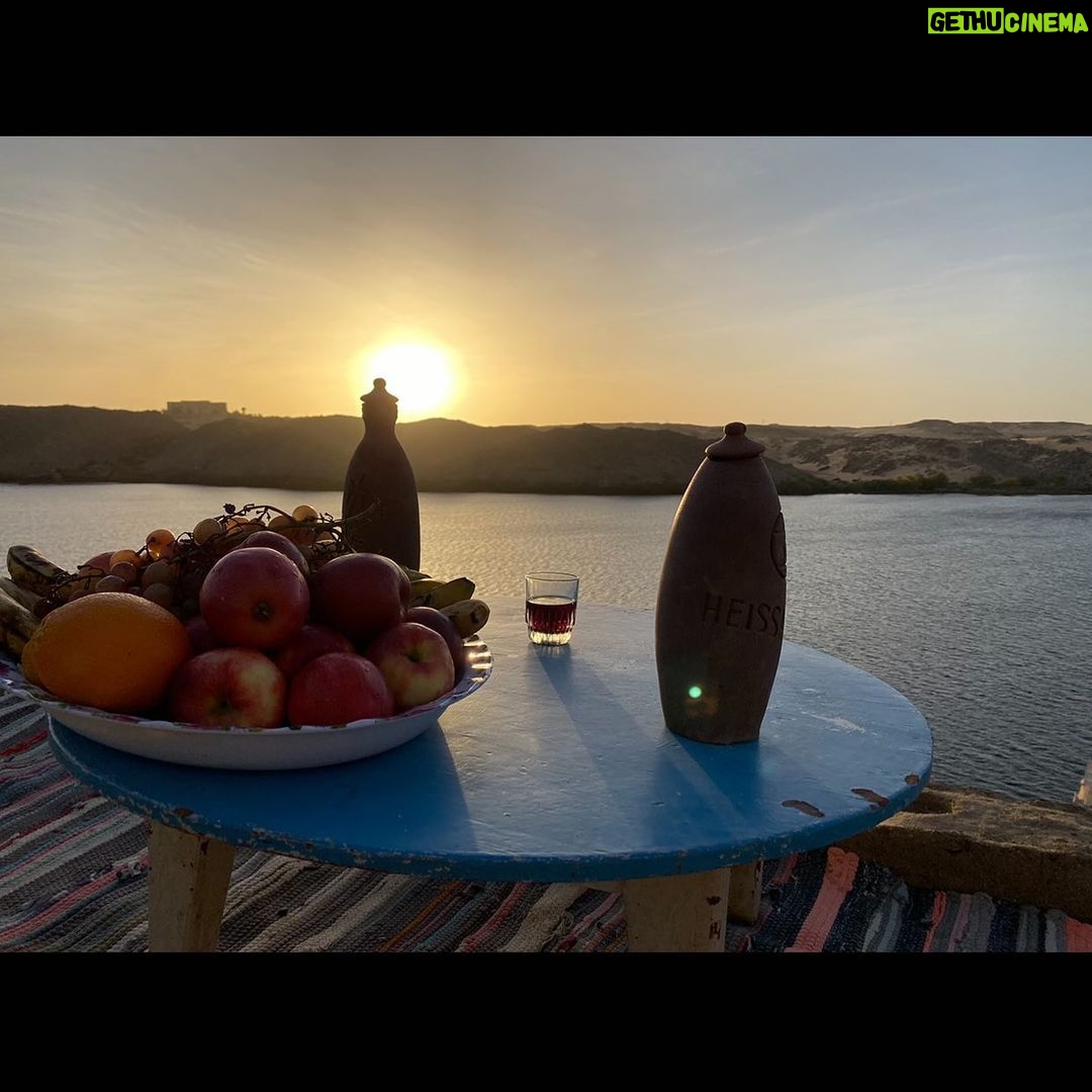 Adriana Lima Instagram - One of the most incredible trips I did, Egypt 2019, sunset by the Nile🪄